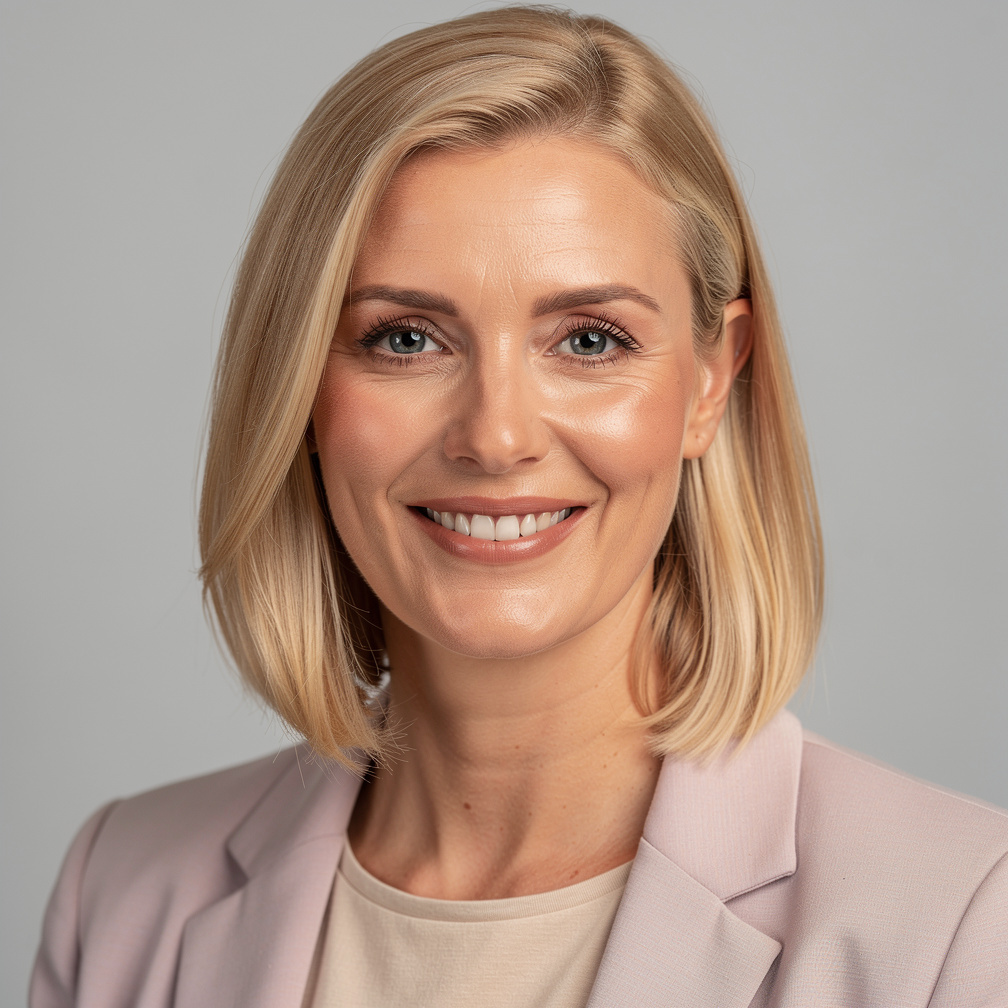 Portrait souriant d'une formatrice en écriture journalistique